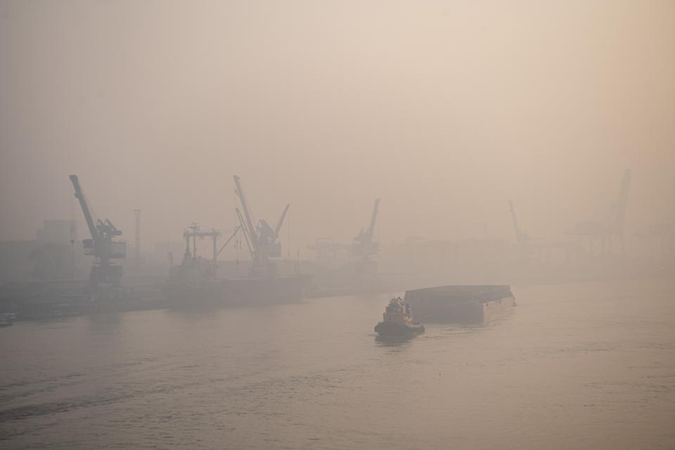 Sejumlah kapal melintasi Sungai Musi yang tertutup kabut asap di Palembang, Sumatera Selatan, Jumat (15/9/2023). Kabut asap tersebut merupakan dampak dari kebakaran hutan dan lahan (Karhutla) yang terjadi di Kabupaten/kota di Provinsi Sumatera Selatan.