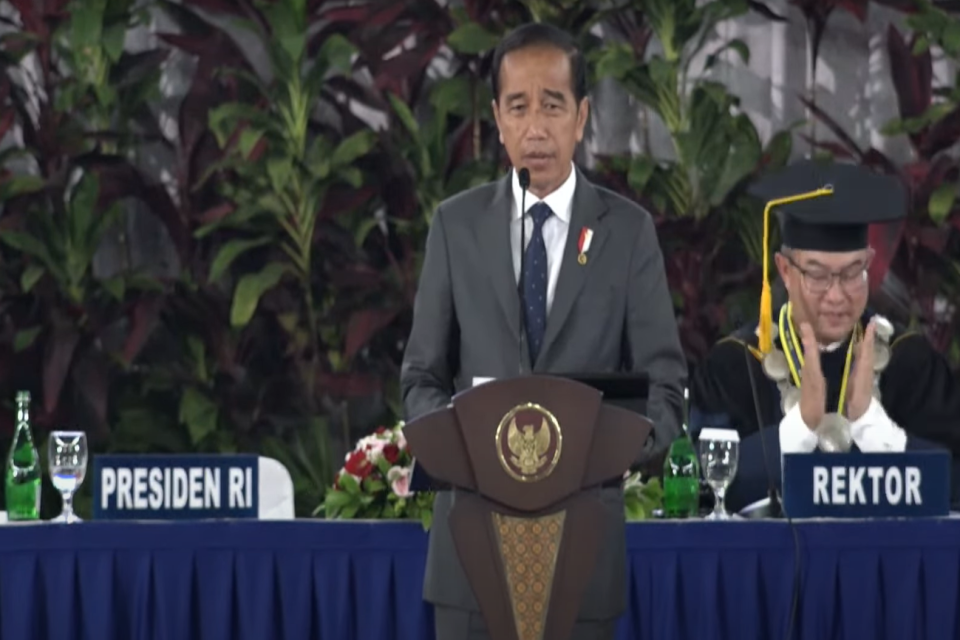 Presiden Joko Widodo saat memberikan orasi ilmiah pada Dies Natalis ke-60 IPB pada Jumat (15/9/2023).