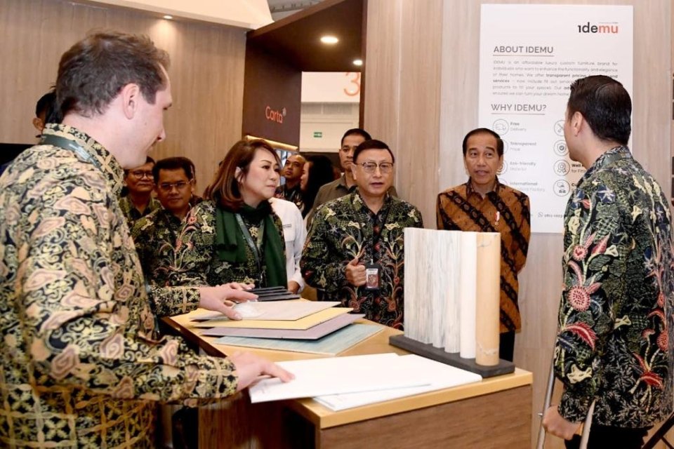 Presiden Jokowi di sela-sela pameran IFFINA Indonesia Meubel and Design 2023 yang diadakan Asosiasi Industri Permebelan dan Kerajinan Indonesia (Asmindo) pada 14-17 September 2023 di ICE BSD, Tangerang.