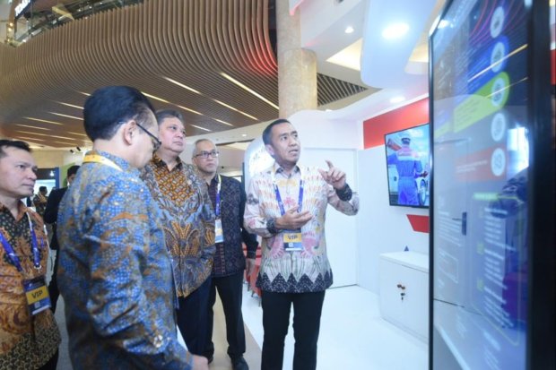 Menteri Koordinator Bidang Perekonomian Republik Indonesia, Airlangga Hartanto didampingi Corporate Secretary Pertamina Persero, Brahmantya S. Poerwadi mengunjungi booth Pertamina di acara Sewindu PSN di Kasablanka Mall, Rabu (13/9).