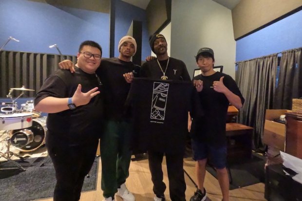 Co-Founder dan CEO Novelship, Richard Xia (paling kiri) dan Kenji Narushima (paling kanan) bersama Snoop Dogg (dua dari kanan) dan putranya Cordell (dua dari kiri).