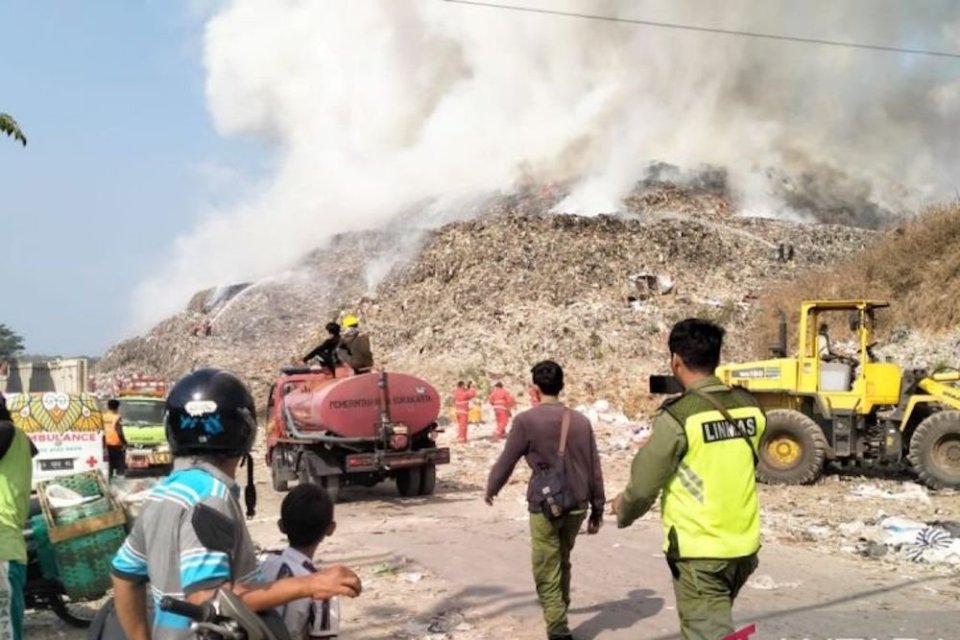  Petugas pemadam berupaya memadamkan api di TPA Putri Cempo, Solo, Jawa Tengah, Sabtu (16/9/2023). 