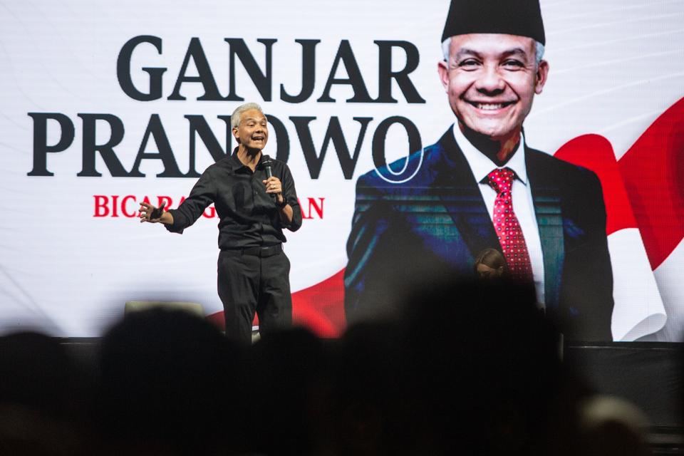 Bakal calon presiden dari partai PDI Perjuangan Ganjar Pranowo menyampaikan gagasan di UGM, Sleman, DI Yogyakarta, Selasa (19/9/2023). 