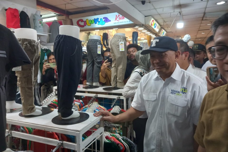 Menteri Koperasi dan Usaha Kecil Menengah Teten Masduki melakukan kunjungan kerja ke Pasar Tanah Abang, Jakarta Pusat, Selasa (19/9). 