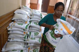 Penyaluran bantuan beras gratis di Bali