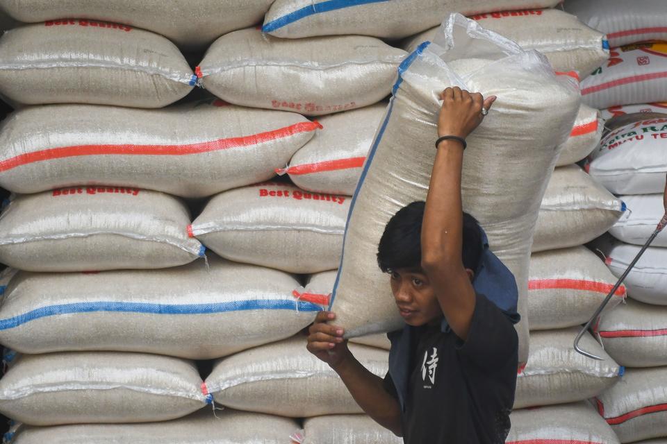 Buruh memindahkan karung berisi beras di Pasar Induk Beras Cipinang, Jakarta, Rabu (20/9/2023). Menteri Perdagangan Zulkifli Hasan meminta Perum Bulog dapat mempercepat penyaluran beras untuk menjaga stabilitas harga pangan di daerah.
