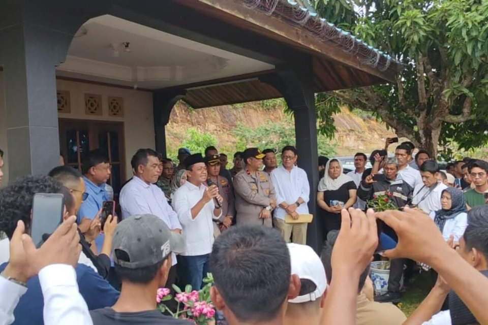 Menteri Investasi, Bahlil Lahadalia, berdialog dengan warga Pulau Rempang, Batam, Kepulauan Riau, Selasa (19/9).