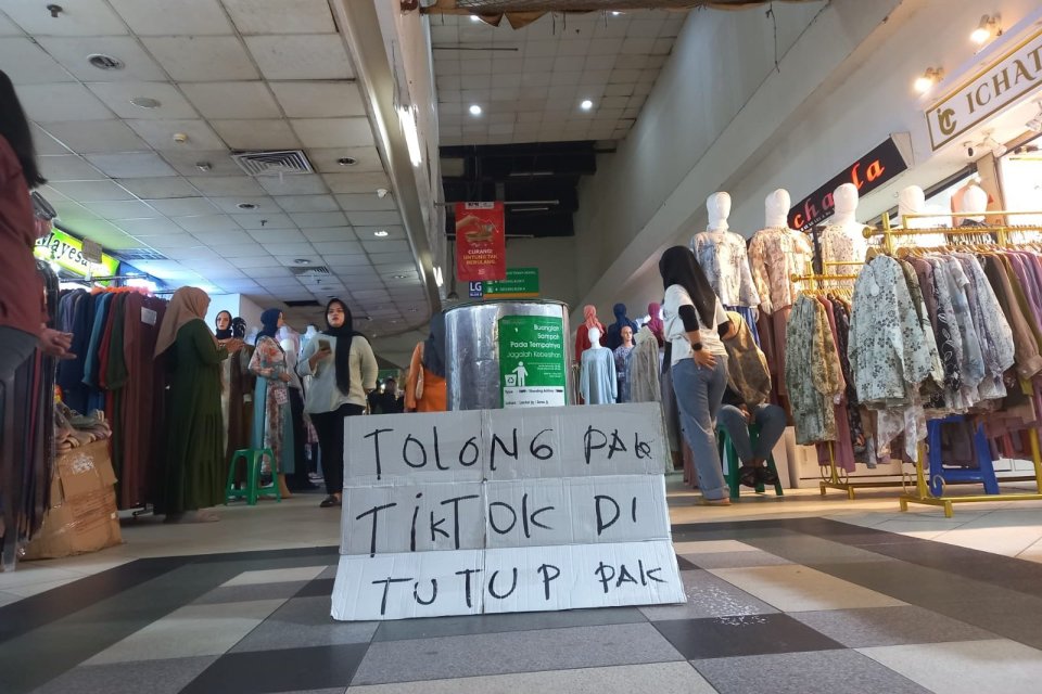 Tulisan protes TikTok Shop yang ditulis pedagang Pasar Tanah Abang, Jakarta, Selasa (19/9).