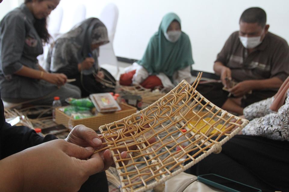 Ilustrasi salah satu produk lokal karajinan anyaman yang dibuat warga di Blimbing, Malang, Jawa Timur, Kamis (21/9/2023). Produk budaya yang dijual diyakini bisa mendongkrak perekonomian masyarakat lokal. 