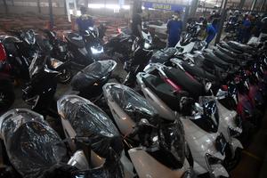 Produksi sepeda motor listrik di Bogor