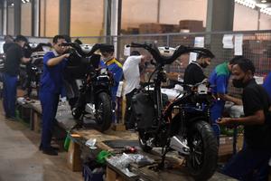 Produksi sepeda motor listrik di Bogor