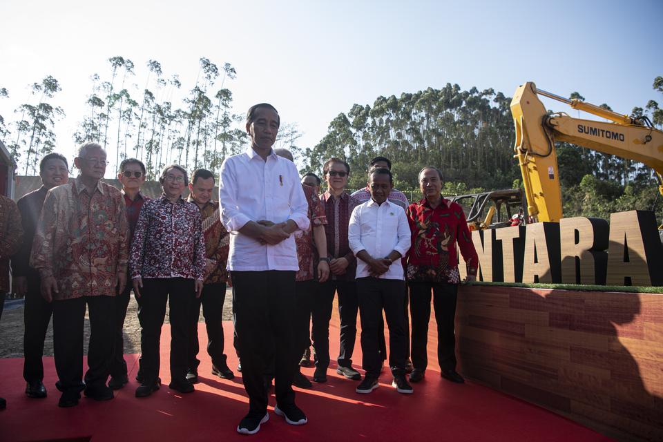Presiden Joko Widodo (keenam kiri) didampingi Menteri Investasi/Kepala BKPB Bahlil Lahadalia (kedua kanan) dan para pimpinan konsorsium pengusaha Indonesia bersiap menyampaikan keterangan pers seusai peletakan batu pertama Hotel Nusantara di Kawasan IKN, 