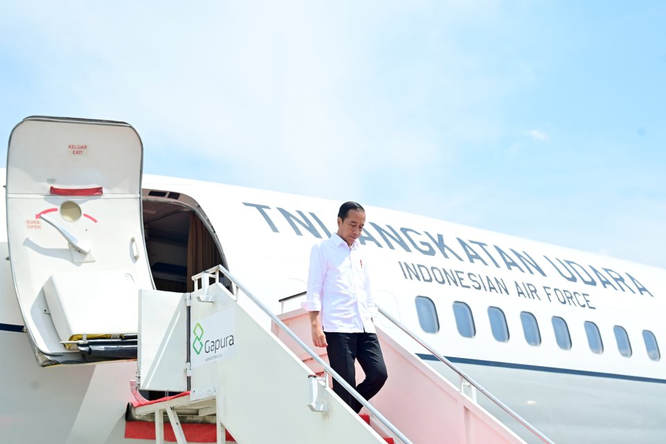 Presiden Joko Widodo (Jokowi) tiba di Bandar Udara Aji Pangeran Tumenggung Pranoto, Kota Samarinda, Kalimantan Selatan, Kamis (21/9).