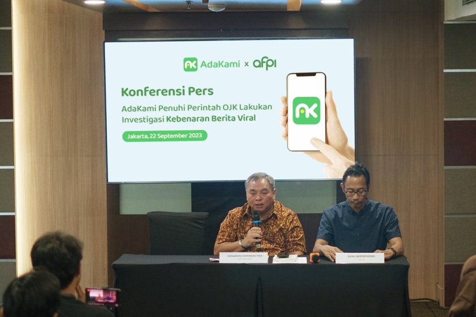 Direktur utama, Co-founder sekaligus CEO AdaKami Bernardino Moningka Vega Jr. dan Sekjen AFPI Sunu Widyatmoko saat konferensi pers di Jakarta, Jumat (21/9/2023).