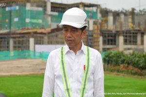 Presiden Joko Widodo meninjau konstruksi Istana Kepresidenan, IKN, Kalimantan Timur, Jumat (22/9). Foto: Youtube/Sekretariat Presiden.
