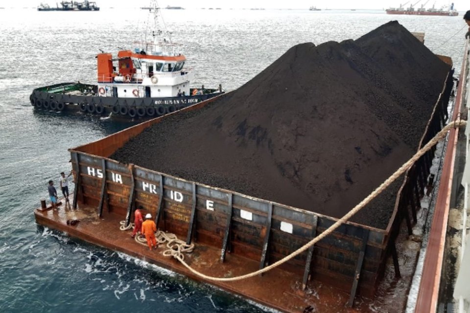 Kapal pengangkut batu bara PT Sumber Global Energy Tbk