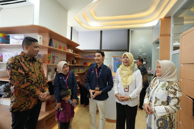 Asisten Deputi Pemenuhan Hak Anak atas Pengasuhan dan Lingkungan Kementerian PPPA RI Rohika Kurniadi Sari (kedua dari kanan) bersama Direktur Human Capital Management Afriwandi (paling kiri) bersama dan Ketua Forsikatel Group Pusat Wulan Ririek Adriansyah