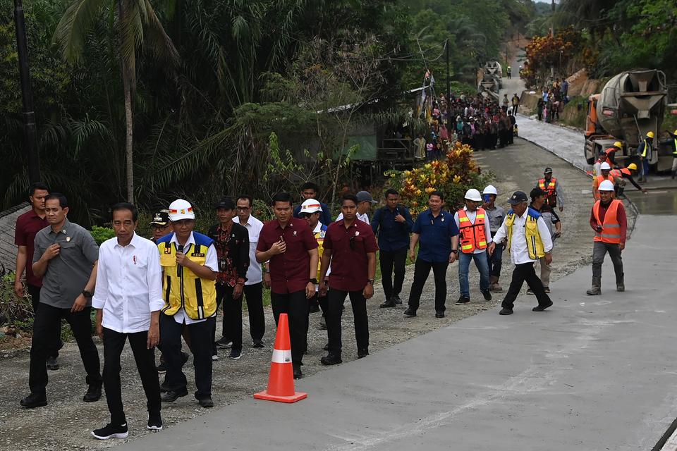 Presiden Joko Widodo (kedua kiri) meninjau progres penanganan Inpres Jalan Daerah (IJD) di Desa Agro Mulyo, Kecamatan Sepaku, Kabupaten Penajam Paser Utara, Kalimantan Timur, Sabtu (23/9/2023). 