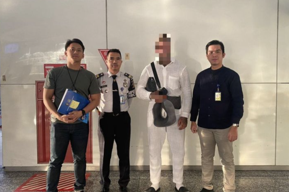 Imigrasi Ngurah Rai Bali deportasi WNA Inggris (kedua kanan) yang menampar polisi lalu lintas di Denpasar, Jumat (22/9/2023)