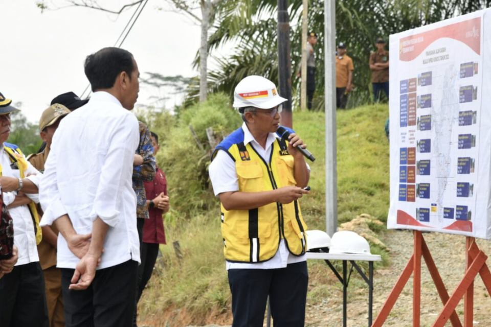 Presiden Joko Widodo meninjau progres penanganan Inpres Jalan Daerah (IJD) di Desa Agro Mulyo, Kecamatan Sepaku, Kabupaten Penajam Paser Utara, pada Sabtu, 23 September 2023.