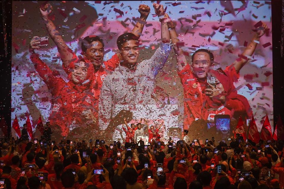 Ketua Umum Partai Solidaritas Indonesia (PSI) terpilih Kaesang Pangarep (tengah) melambaikan tangan ke arah kader-kader usai menyampaikan orasi politiknya dalam Kopi Darat Nasional (Kopdarnas) PSI di Jakarta, Senin (25/9/2023). Kaesang menggantikan ketua 