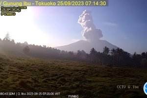 Gunung Ibu erupsi