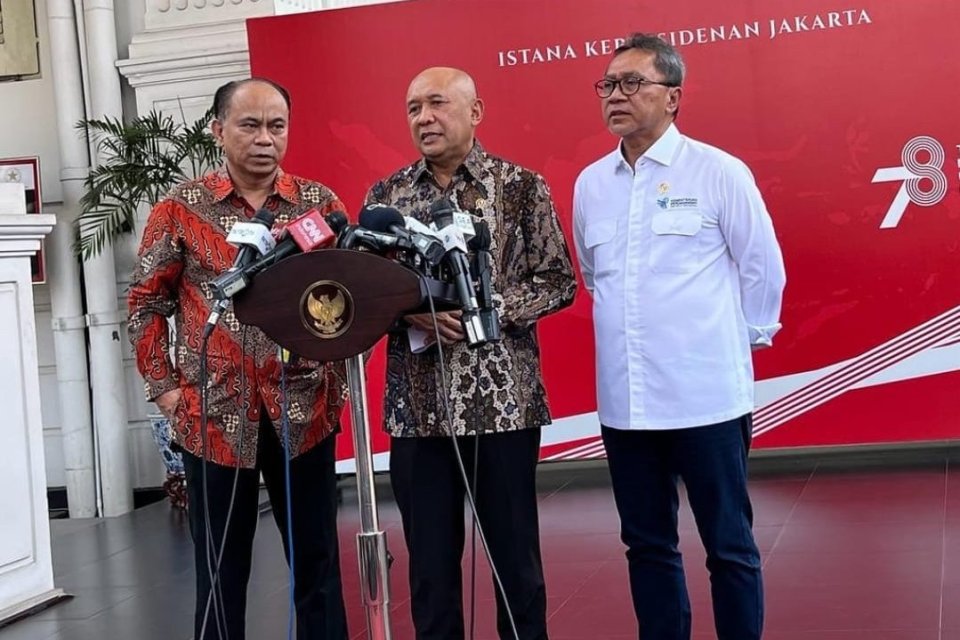 Menteri Koperasi dan UKM Teten Masduki (tengah), Menteri Kominfo Budi Arie Setiadi (kiri), dan Menteri Perdagangan Zulkifli Hasan memberikan keterangan pers mengenai Revisi Permendag no.50 tahun 2020 di Istana Negara, Senin (25/9).