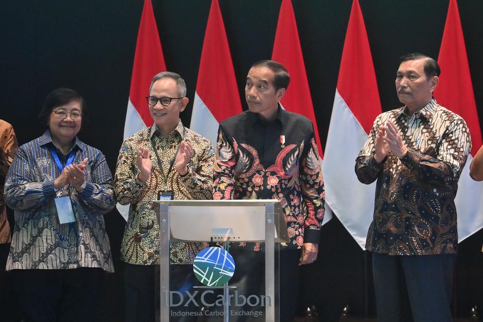 Presiden Joko Widodo (kedua kanan) didampingi Menko Kemaritiman dan Investasi Luhut Binsar Pandjaitan (kanan), Ketua Dewan Komisioner Otoritas Jasa Keuangan (OJK) Mahendra Siregar (kedua kiri) dan Menteri Lingkungan Hidup dan Kehutanan Siti Nurbaya Bakar 