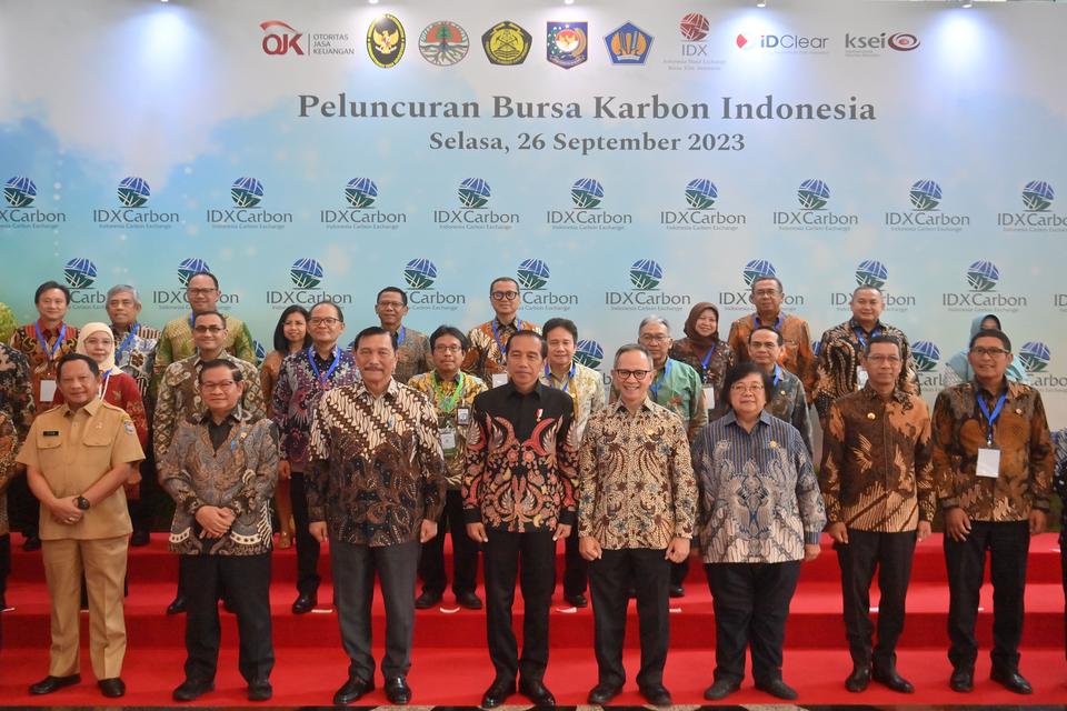 Pemerintah secara resmi meluncurkan bursa karbon atau jual beli kredit karbon (carbon credit) di Bursa Efek Indonesia (BEI), Selasa (26/9).
