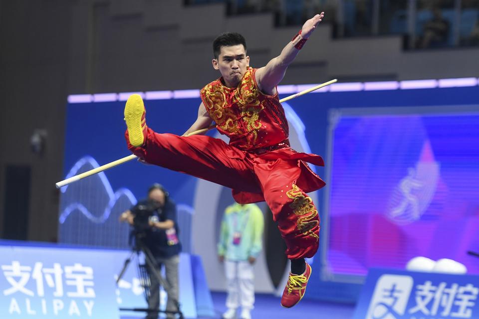 Pewushu Indonesia Harris Horatius tampil pada final nomor nangun putra Asian Games 2022 di Xiaoshan Guali Sports Centre, Hangzhou, China, Selasa (26/9/2023). Harris Horatius berhasil meraih emas usai meraih total poin 19,506 (nanquan 9,756 poin dan nangun