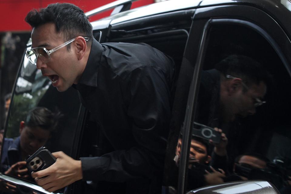 Artis Raffi Ahmad keluar dari mobil setibanya di Gedung Merah Putih KPK di Jakarta, Selasa (26/9/2023).Raffi Ahmad mendatangi KPK untuk memenuhi undangan dalam rangka mengikuti kegiatan program Strategi Nasional Pencegahan Korupsi (Stranas PK) karena seba