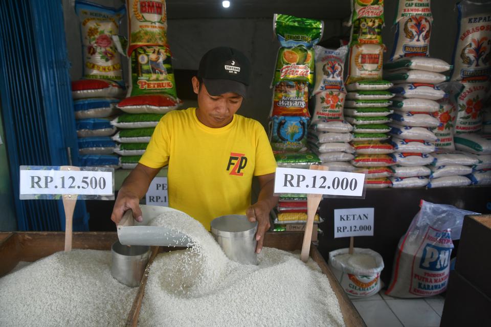 Pedagang menakar beras jenis medium yang dijual di Pasar Jambu Dua, Kota Bogor, Jawa Barat, Selasa (26/9/2023). BPS mencatat jumlah kabupaten/kota yang mengalami kenaikan harga beras pada pekan ketiga September 2023 mencapai 284 kabupaten/kota dengan harg
