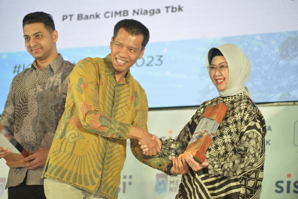 Direktur Kepatuhan & SDM BSI Tribuana Tunggadewi menerima Katadata Corporate Sustainability Awards 2023 di Jakarta, Selasa (26/9).
