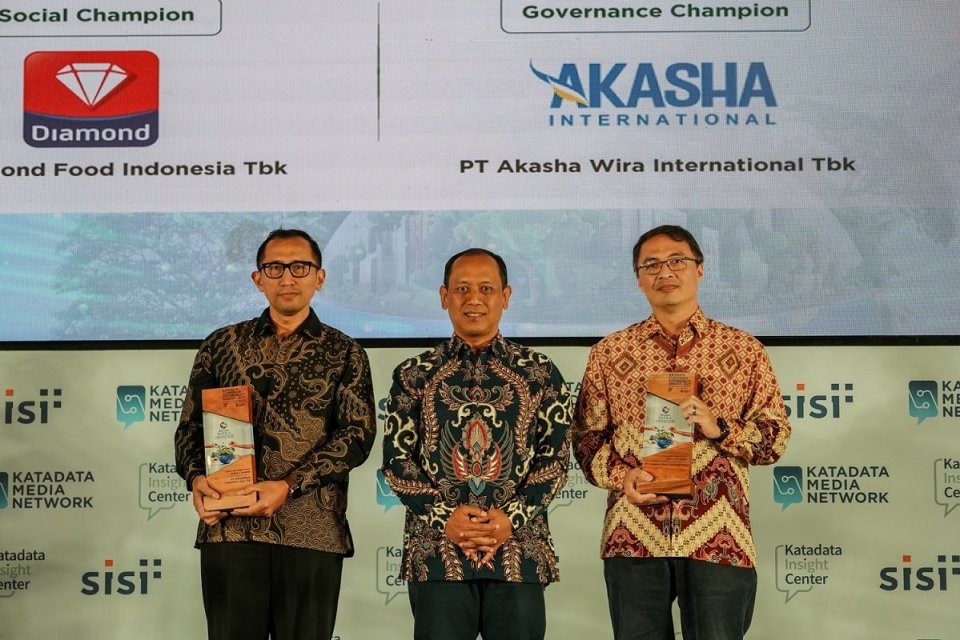 Sebanyak 29 perusahaan dalam tujuh sektor yang tercatat di Bursa Efek Indonesia (BEI) serta perusahaan negara (BUMN) memperoleh penghargaan “Katadata Corporate Sustainability Awards (KCSA) 2023” pada Selasa (26/9/2023).