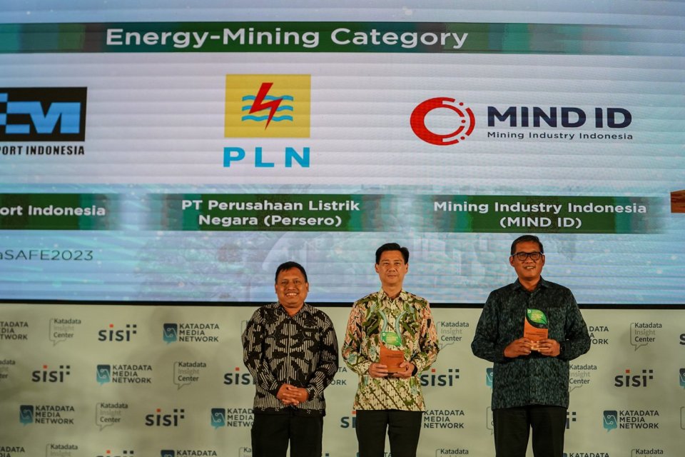 Direktur Katadata Media Network Maryadie berswafoto usai meberikan awarding kepada para penerima Katadata Green Initiative Award kategoriKategori Energy/Mining di Kempinski, Jakarta, Selasa (26/9). Dalam malam penganugerahan Katadata Green Initiative Awar