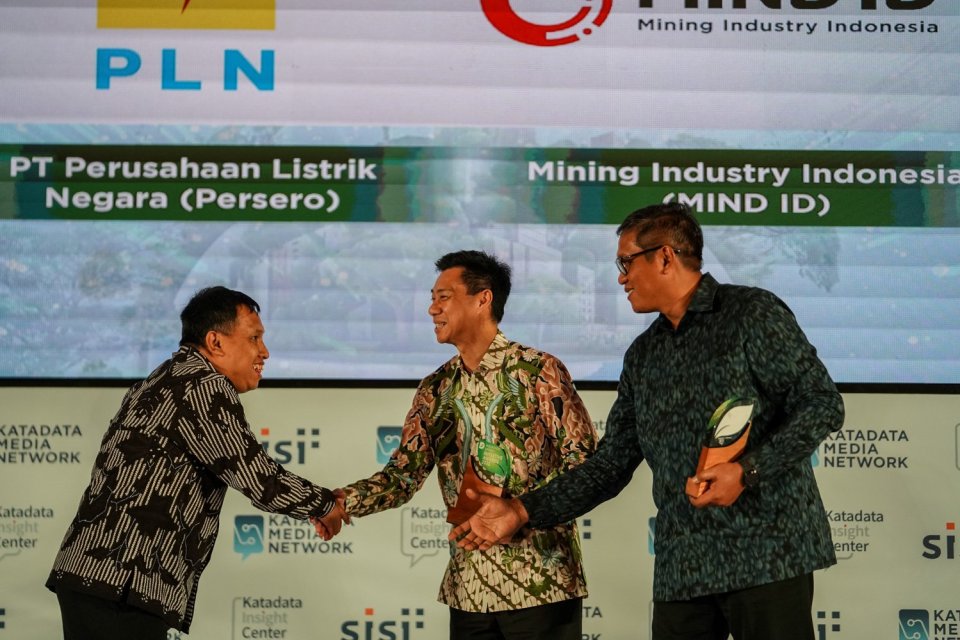 Direktur Katadata Media Network Maryadie meberi ucapan selamat saat meberikan awarding kepada para penerima Katadata Green Initiative Award kategoriKategori Energy/Mining di Kempinski, Jakarta, Selasa (26/9). Dalam malam penganugerahan Katadata Green Init