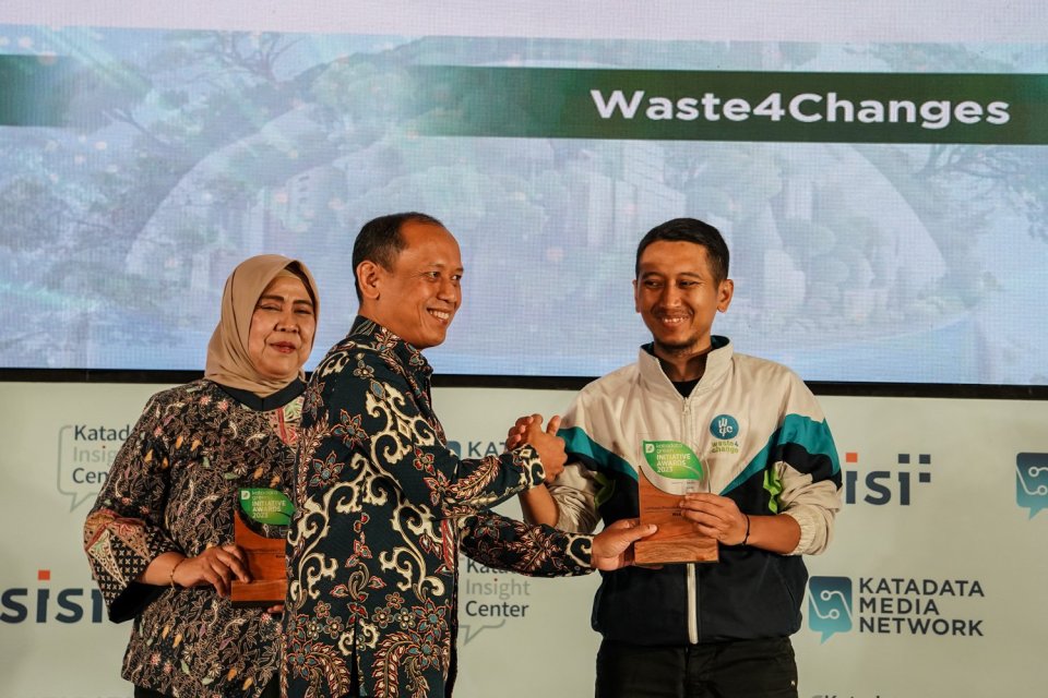 CCO Katadata Heri Susanto memberikan awarding kepada para penerima Katadata Green Initiative Award Kategori Lembaga/Masyarakat Sipil/Pemda di Kempinski, Jakarta, Selasa (26/9). Dalam malam penganugerahan Katadata Green Initiative Award Kota Cimahi dan Was