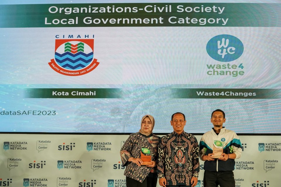CCO Katadata Heri Susanto memberikan awarding kepada para penerima Katadata Green Initiative Award Kategori Lembaga/Masyarakat Sipil/Pemda di Kempinski, Jakarta, Selasa (26/9). Dalam malam penganugerahan Katadata Green Initiative Award Kota Cimahi dan Was