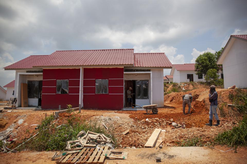 Sejumlah pekerja menyelesaikan perbaikan rumah tapak yang dijadikan Hunian Sementara (Huntara) warga Pulau Rempang korban relokasi di Perumahan Bida tiga, Sambau Nongsa, Batam, Kepulauan Riau, Kamis (28/9/2023). 