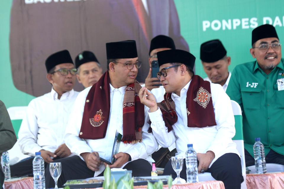 Bakal calon Presiden Anies Rasyid Baswedan (kedua kanan) dan bakal calon Wakil Presiden Abdul Muhaimin Iskandar (ketiga kiri) bersama sejumlah kiai dan tokoh di Pondok Pesantren Darussalam Blok Agung, Banyuwangi, Jawa Timur, Kamis (28/9/2023). 