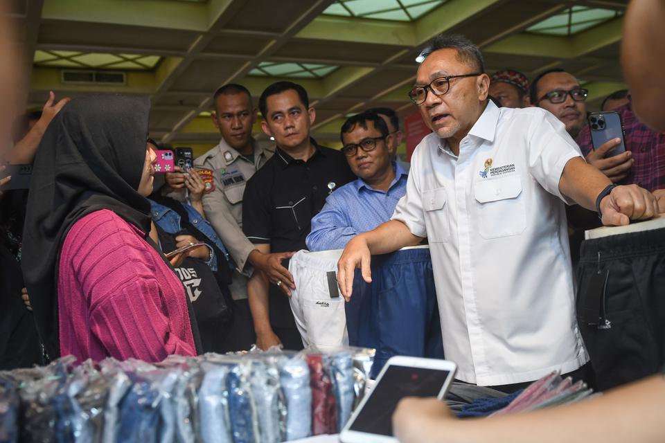 Menteri Perdagangan Zulkifli Hasan (kanan) berdialog dengan salah satu pedagang dalam kunjungannya di Pasar Tanah Abang, Jakarta, Kamis (28/9/2023). 