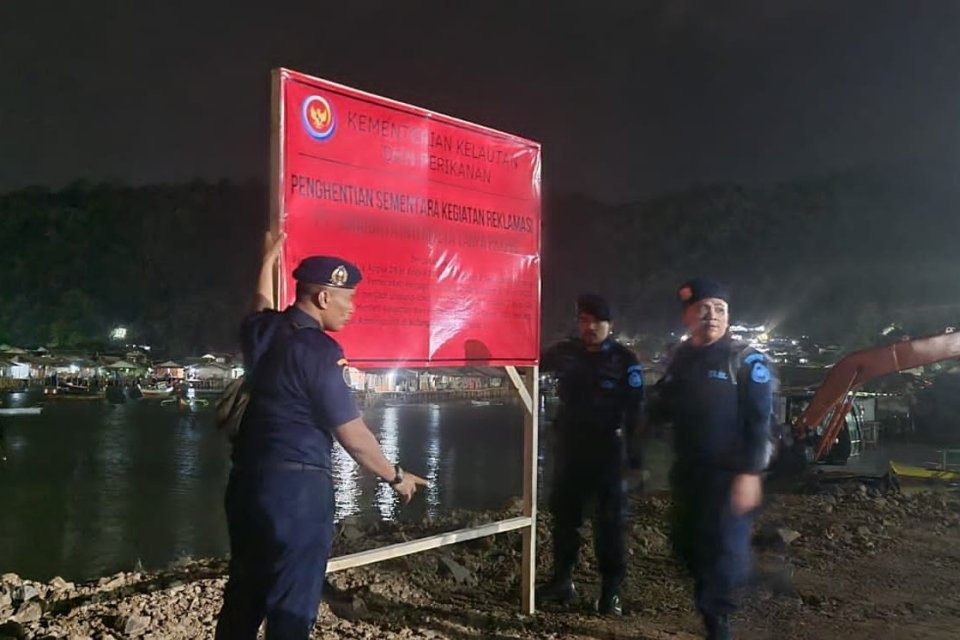 Petugas memasang tanda penghentian proyek reklamasi Pelabuhan Panjang, Lampung.