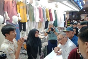 Mendag Zulkifli Hasan mengunjungi Pasar Tanah Abang, Jakarta, Kamis (28/9). Foto: Antara.