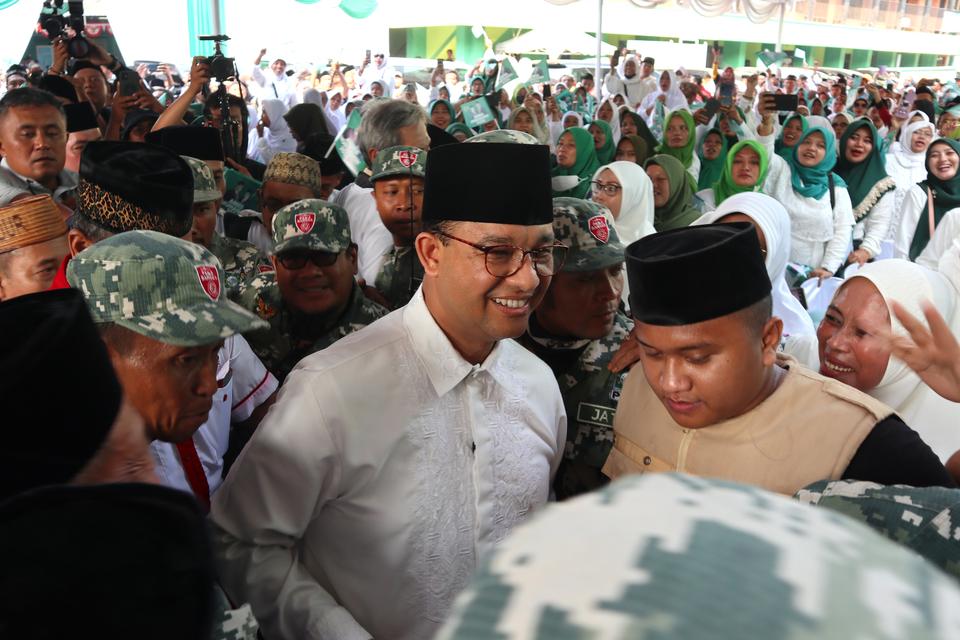 Bakal calon presiden Anies Baswedan melakukan safari politik di Denanyar, Kabupaten Jombang, Jawa Timur, Jumat (29/9/2023). 