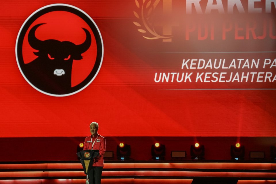 Capres PDIP Ganjar Pranowo menyampaikan pidato politik di Rakernas PDIP di JIExpo Kemayoran, Jakarta, Jumat (29/9). 