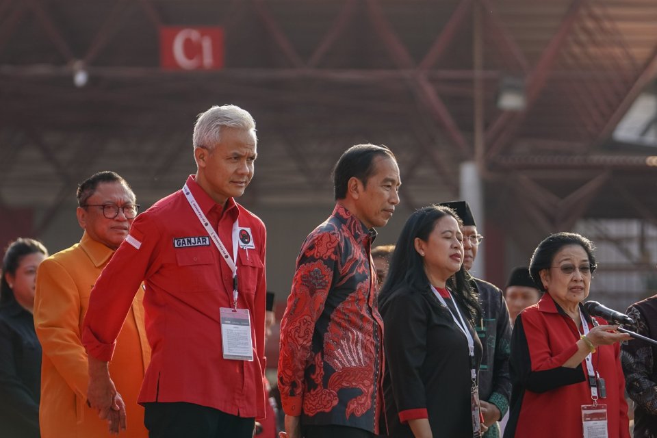 Bacapres PDIP Ganjar Pranowo, Presiden Joko Widodo, Ketua Dewan Perwakilan Rakyat Puan Maharani, Ketua Umum PDIP Megawati Soekarnoputri, dan Wakil Presiden Ma'ruf Amin meresmikan armada mobil bioskop keliling di acara pembukaan Rapat Kerja Nasional di 