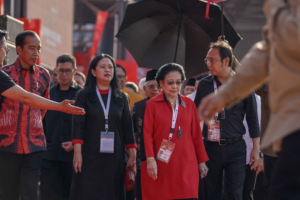 Dari kiri Presiden Joko Widodo, Ketua Partai Hati Nurani Rakyat (Hanura) Oesman Sapta Odang, Ketua Dewan Perwakilan Rakyat Puan Maharani, Ketua Umum PDIP Megawati Soekarnoputri, dan Wakil Presiden Ma\'ruf Amin meninjau armada mobil bioskop keliling di a