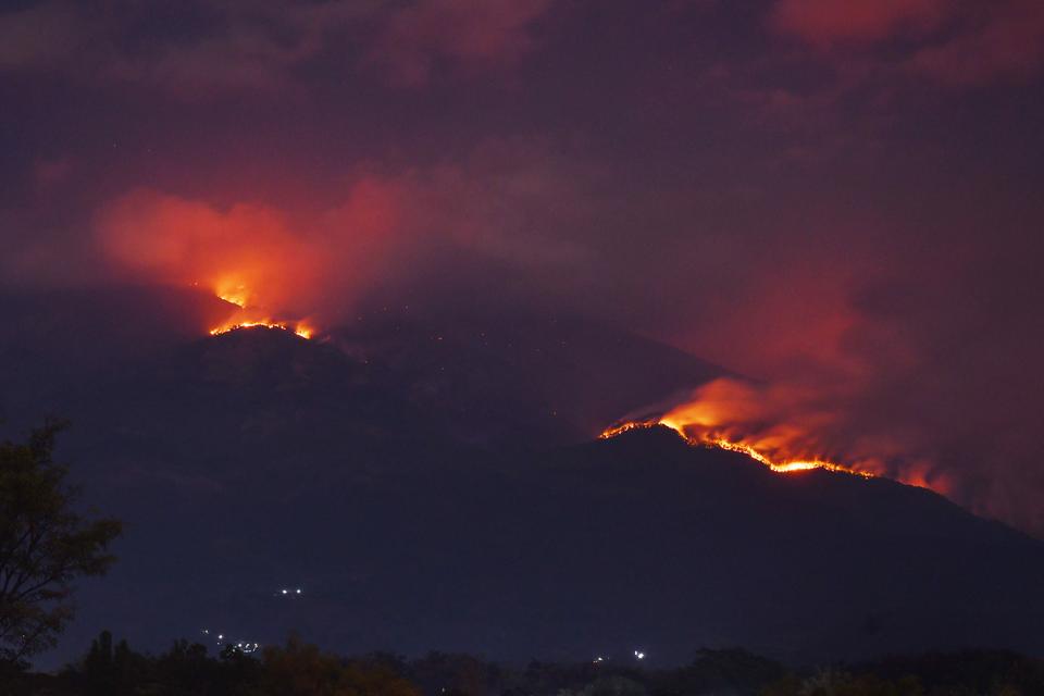 Sejumlah titik api di Gunung Lawu terlihat dari Panekan, Magetan, Jawa Timur, Sabtu (30/9/2023). Kebakaran kawasan hutan Gunung Lawu sisi timur laut di wilayah Kabupaten Ngawi tersebut terjadi sejak Jumat (29/9) dan hingga Sabtu (30/9) malam api masih ter