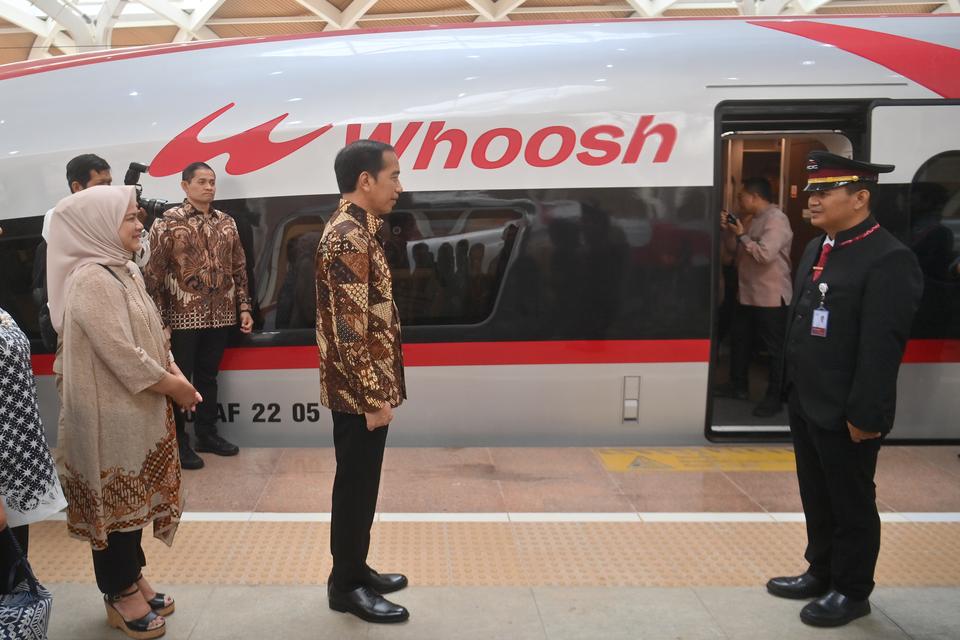 Presiden Joko Widodo (tengah) didampingi Ibu Negara Iriana Joko Widodo (kiri) bersiap menaiki kereta cepat Jakarta-Bandung usai peresmiannya di Stasiun Halim, Jakarta, Senin (2/10/2023). Presiden meresmikan kereta cepat Jakarta-Bandung yang dinamakan Whoo