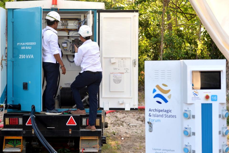 Petugas PLN memeriksa jaringan listrik di area stasiun pengisian daya untuk baterai kendaraan listrik Central Parkir ITDC Nusa Dua, Badung, Bali, Senin (2/10/2023). Sebanyak 12 unit Stasiun Pengisian Kendaraan Listrik Umum (SPKLU) Ultra Fast Charging 200 